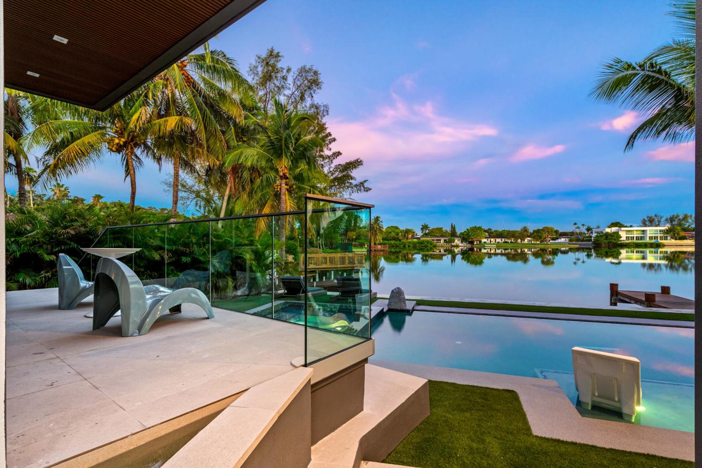 Waterfront Luxury Villa - Glamhomes