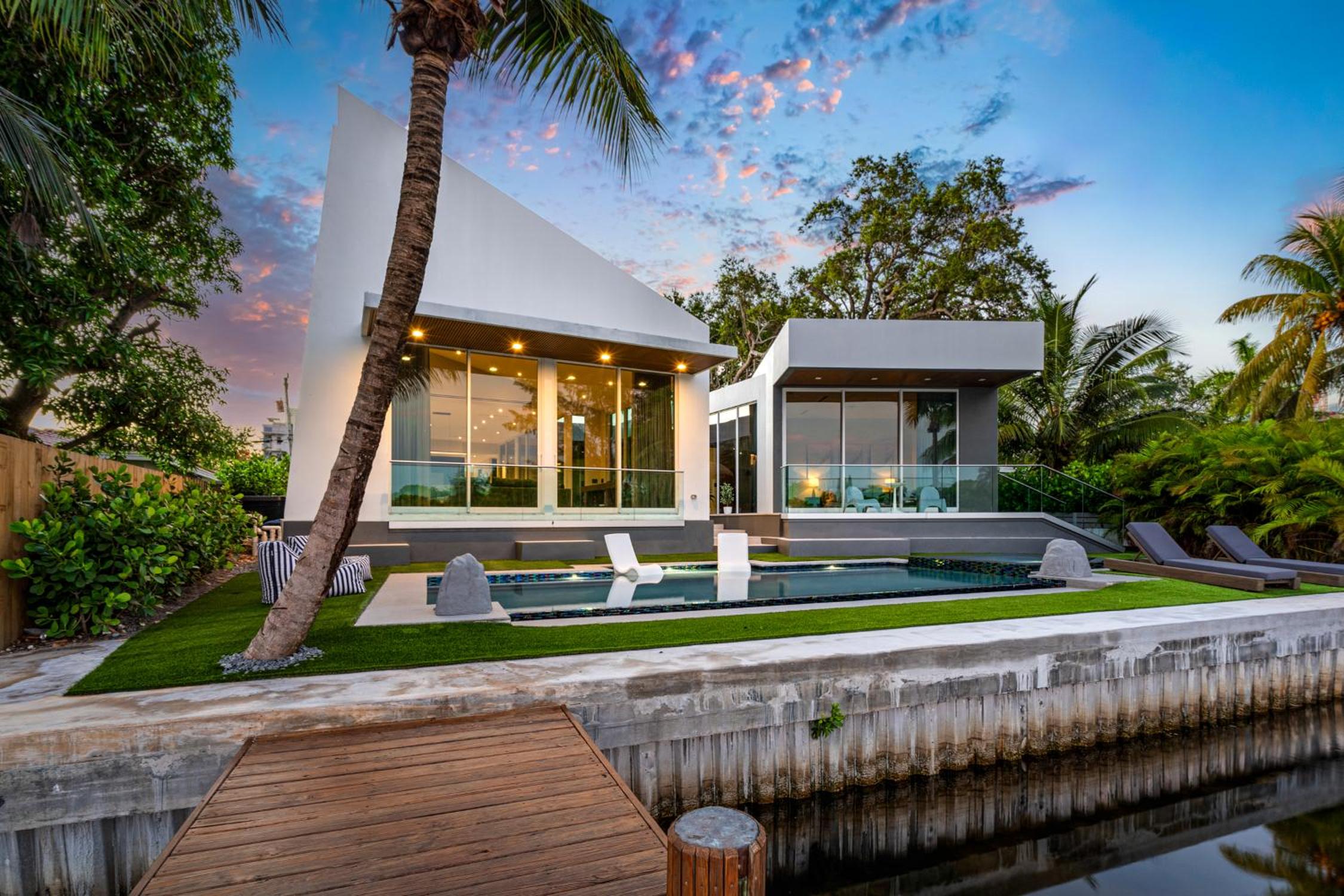 Waterfront Luxury Villa - Glamhomes