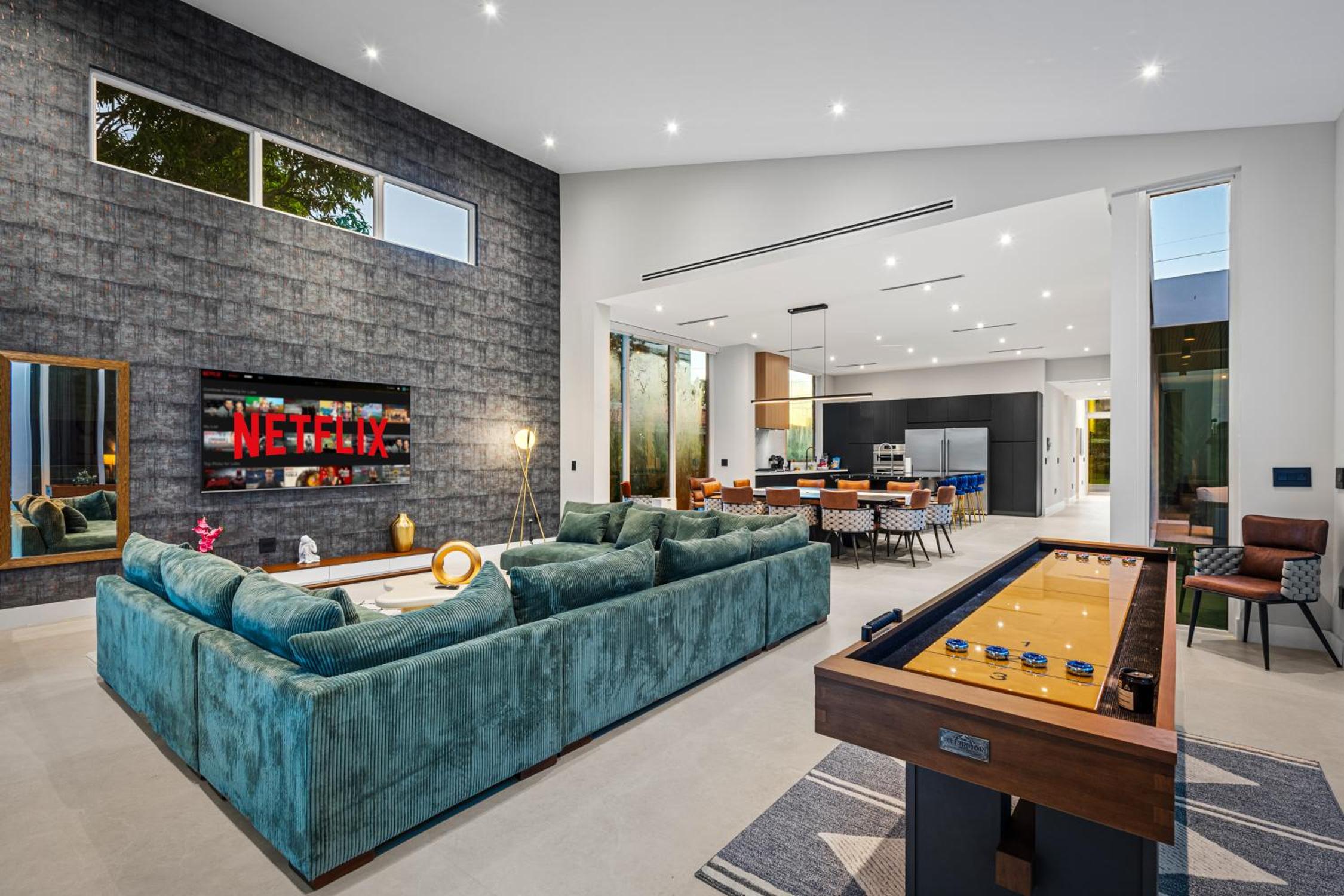 Waterfront Luxury Villa - Glamhomes