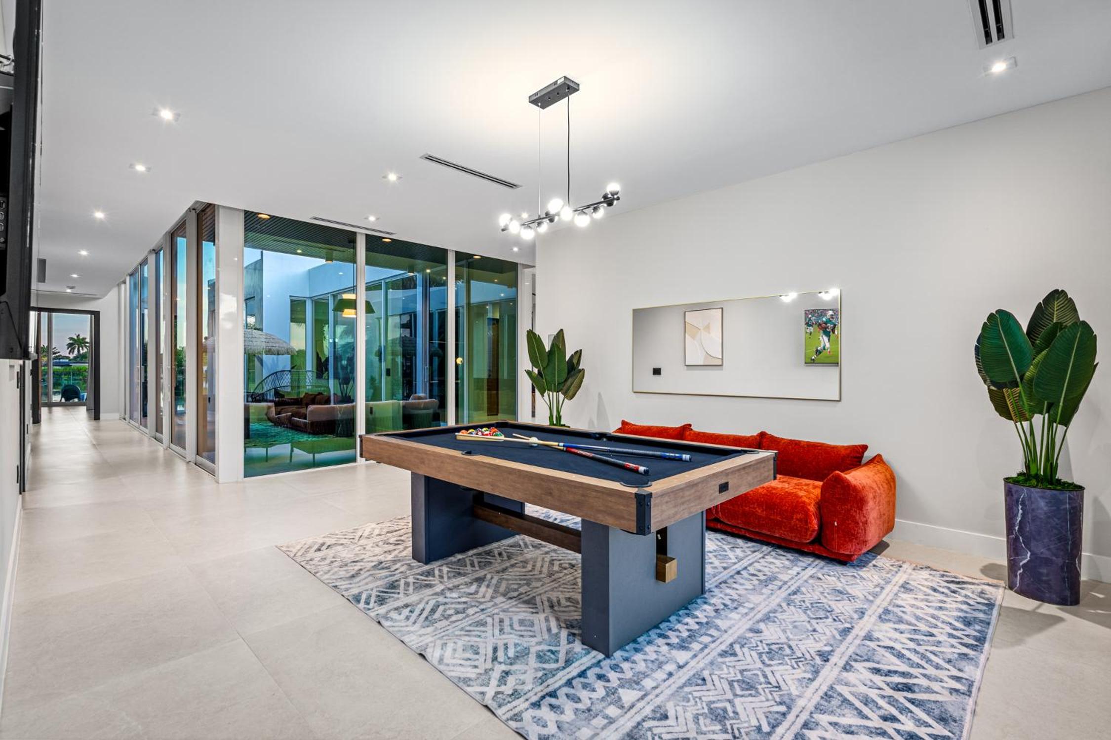 Waterfront Luxury Villa - Glamhomes