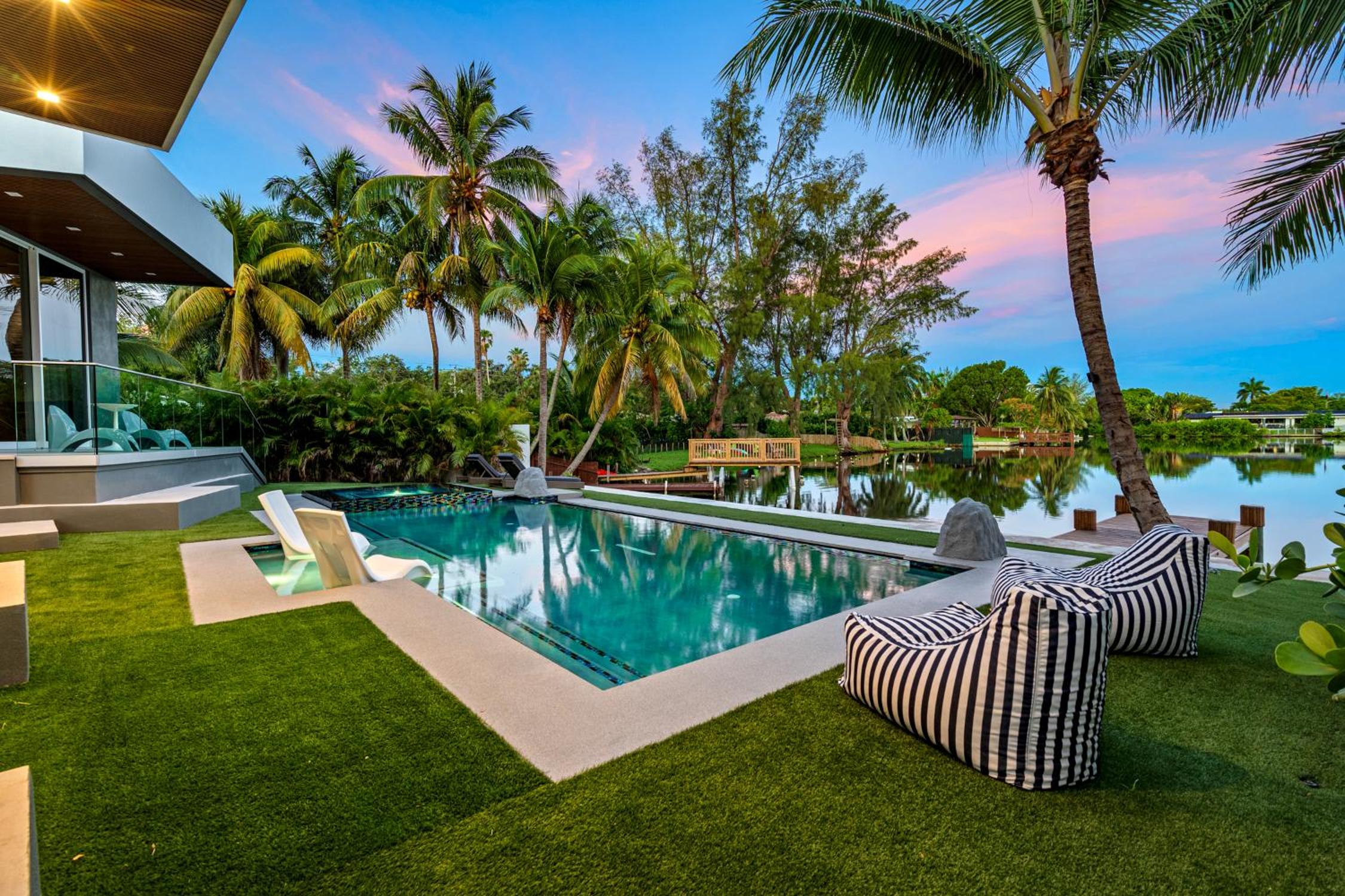 Waterfront Luxury Villa - Glamhomes
