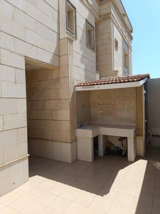 Rooftop apt w patio rawdah