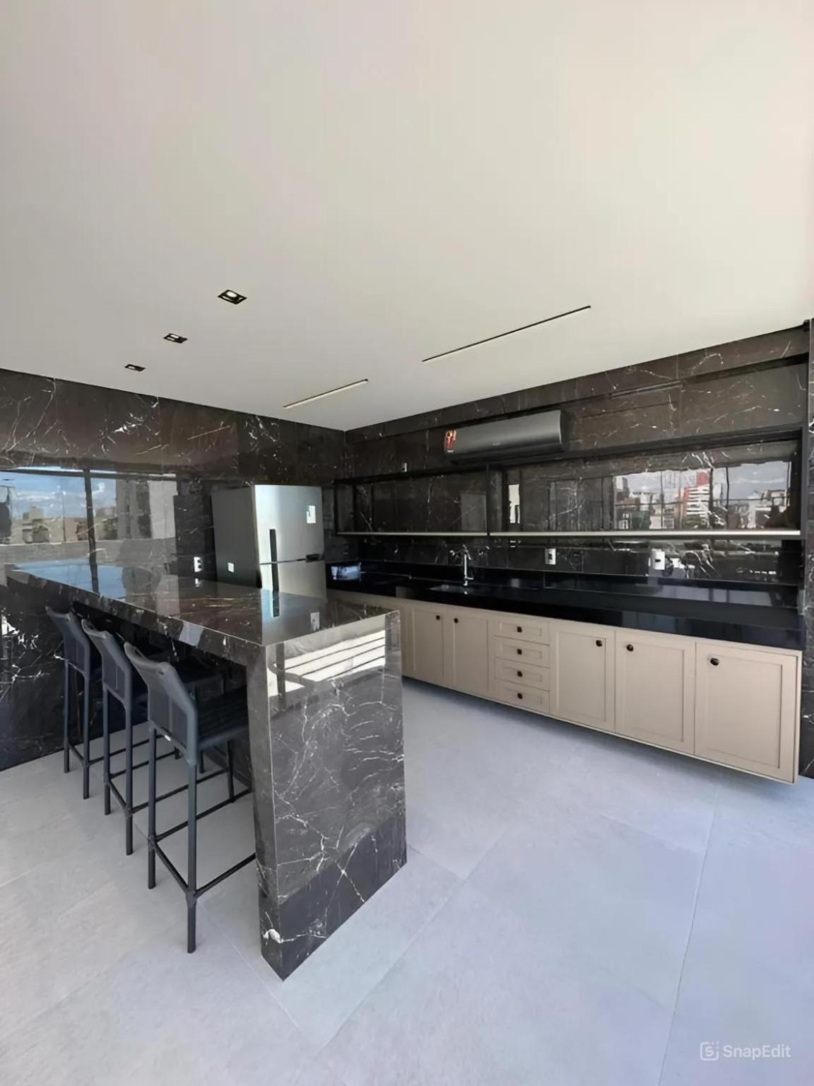 Aconchegante e pertinho do mar com vista e com garagem inclusa
