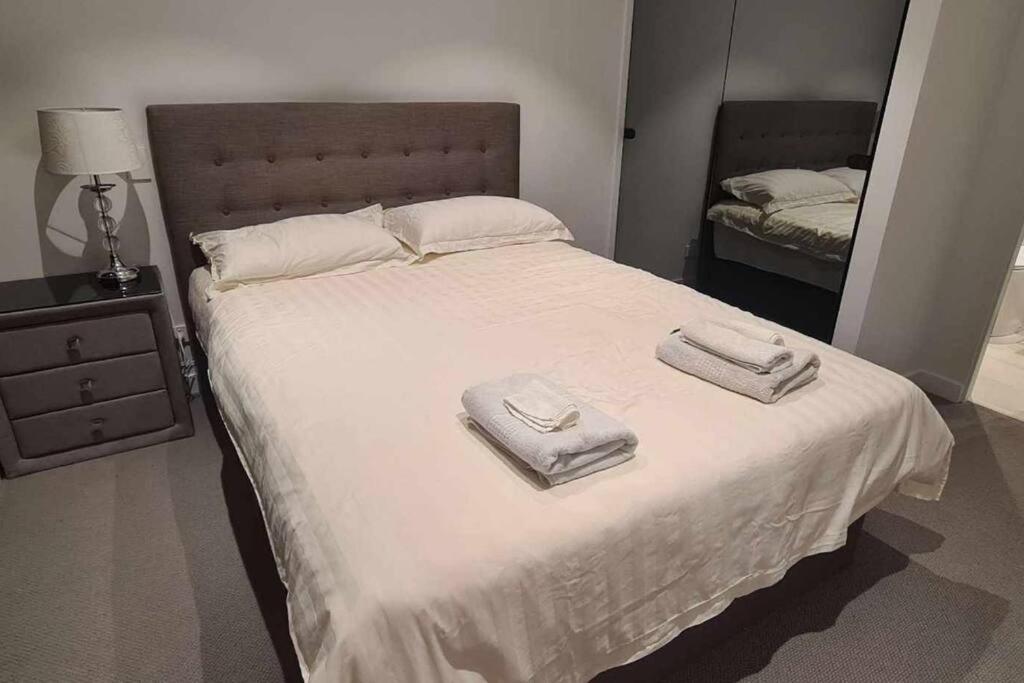 Skyone Lux 2Bed room Aprt in BoxHill with car park