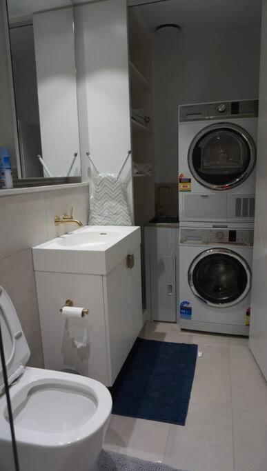 Skyone Lux 2Bed room Aprt in BoxHill with car park