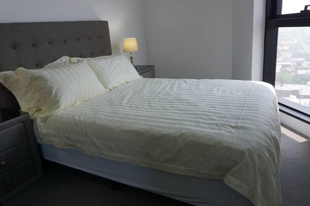 Skyone Lux 2Bed room Aprt in BoxHill with car park