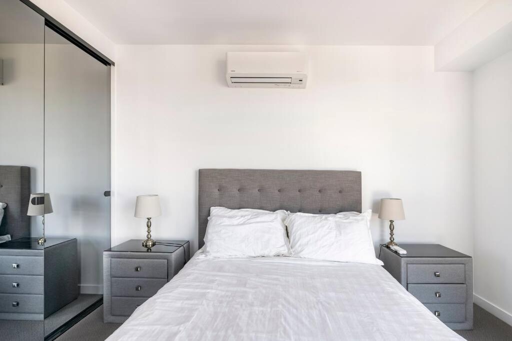 Skyone Lux 2Bed room Aprt in BoxHill with car park