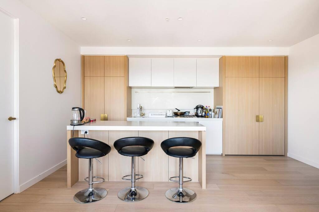 Skyone Lux 2Bed room Aprt in BoxHill with car park