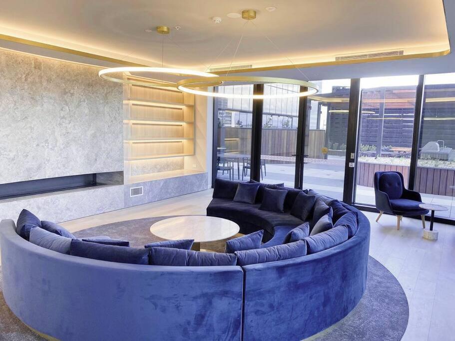 Skyone Lux 2Bed room Aprt in BoxHill with car park