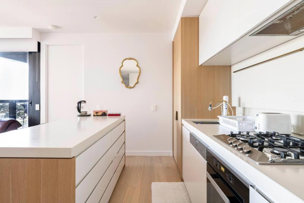 Skyone Lux 2Bed room Aprt in BoxHill with car park
