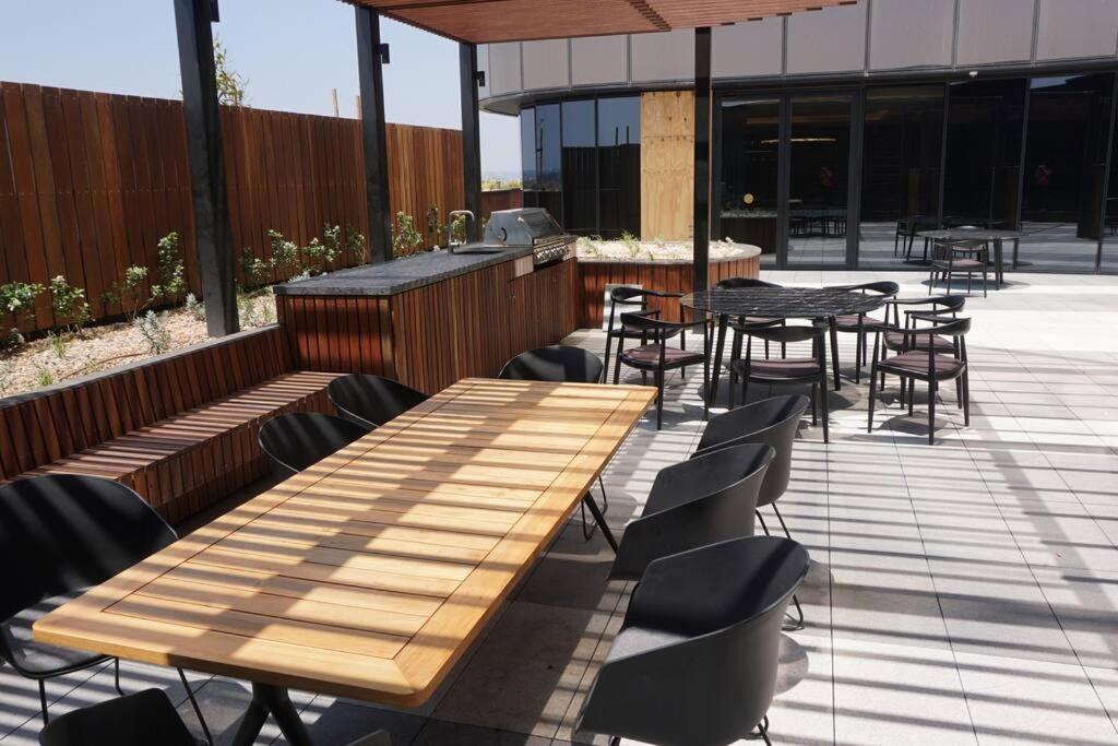 Skyone Lux 2Bed room Aprt in BoxHill with car park