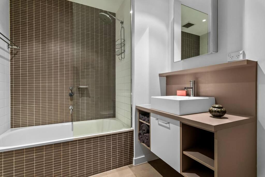 Port Melb Penthouse Resort 2BR 2PoolsSpaGym