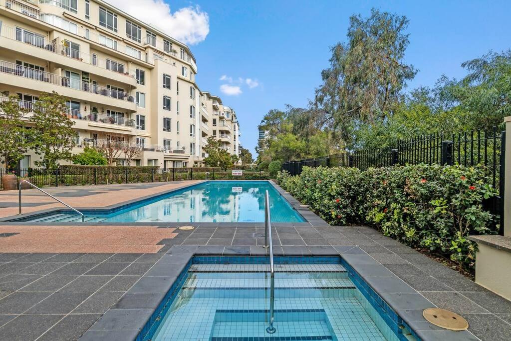Port Melb Penthouse Resort 2BR 2PoolsSpaGym