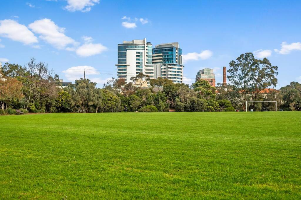 Port Melb Penthouse Resort 2BR 2PoolsSpaGym