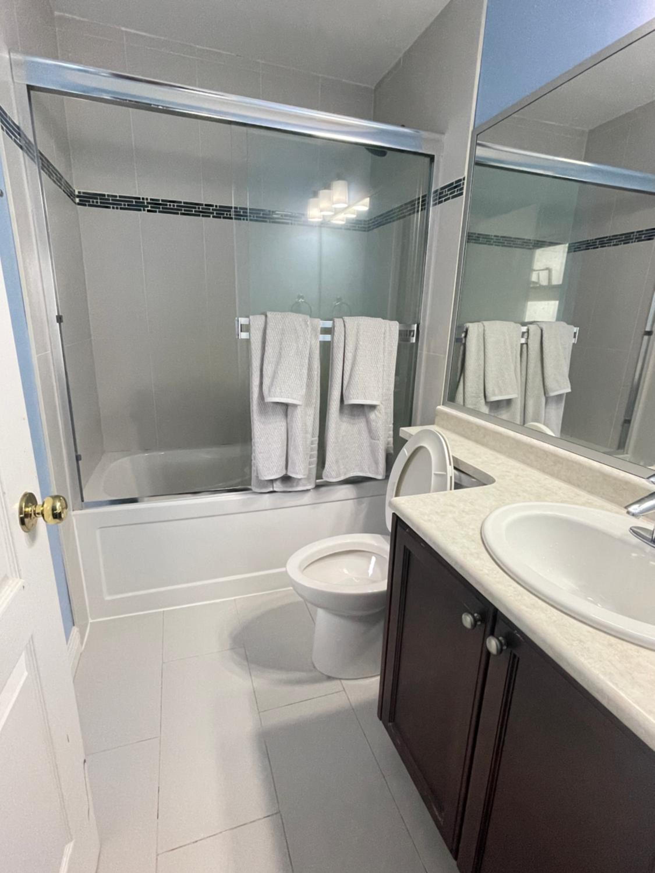 Cozy Guest Rooms Near UBC, Downtown and Beaches