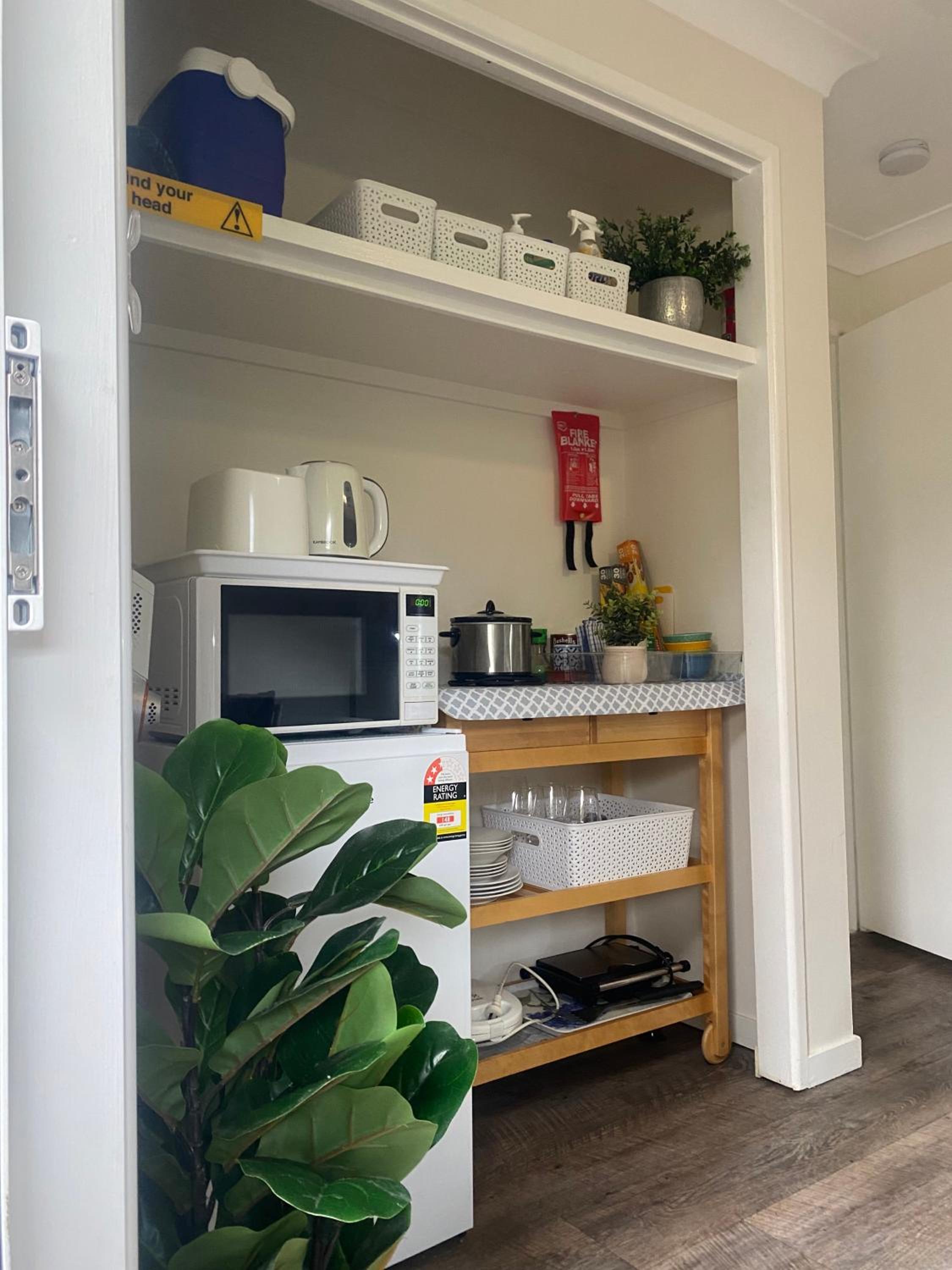 Tropical Suite PRIVATE CENTRAL BUDDINA STYLE by Custom Bnb Hosting