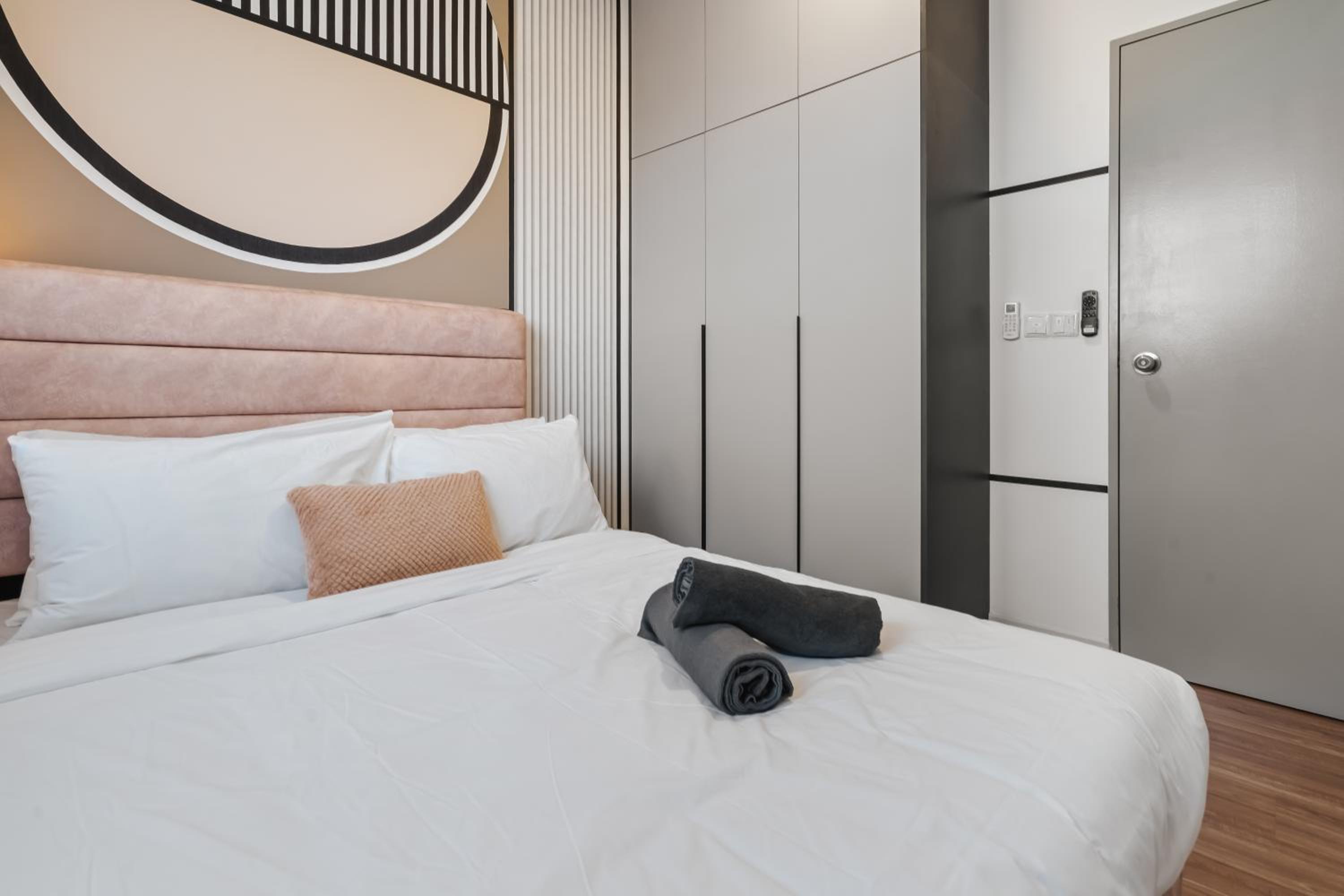 4BR Luscious Room M Vertica Near MRT by RumaBnB