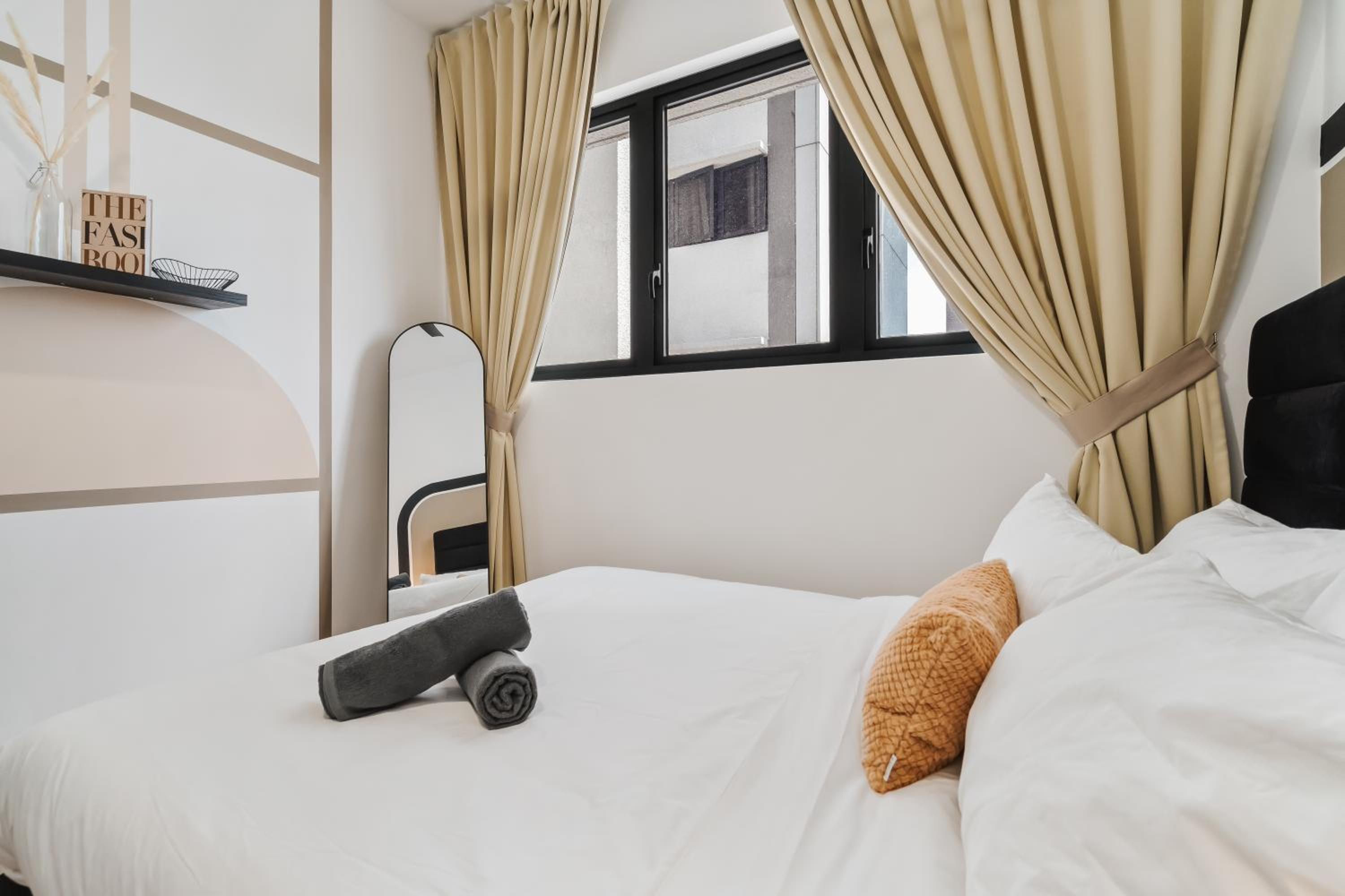 4BR Luscious Room M Vertica Near MRT by RumaBnB