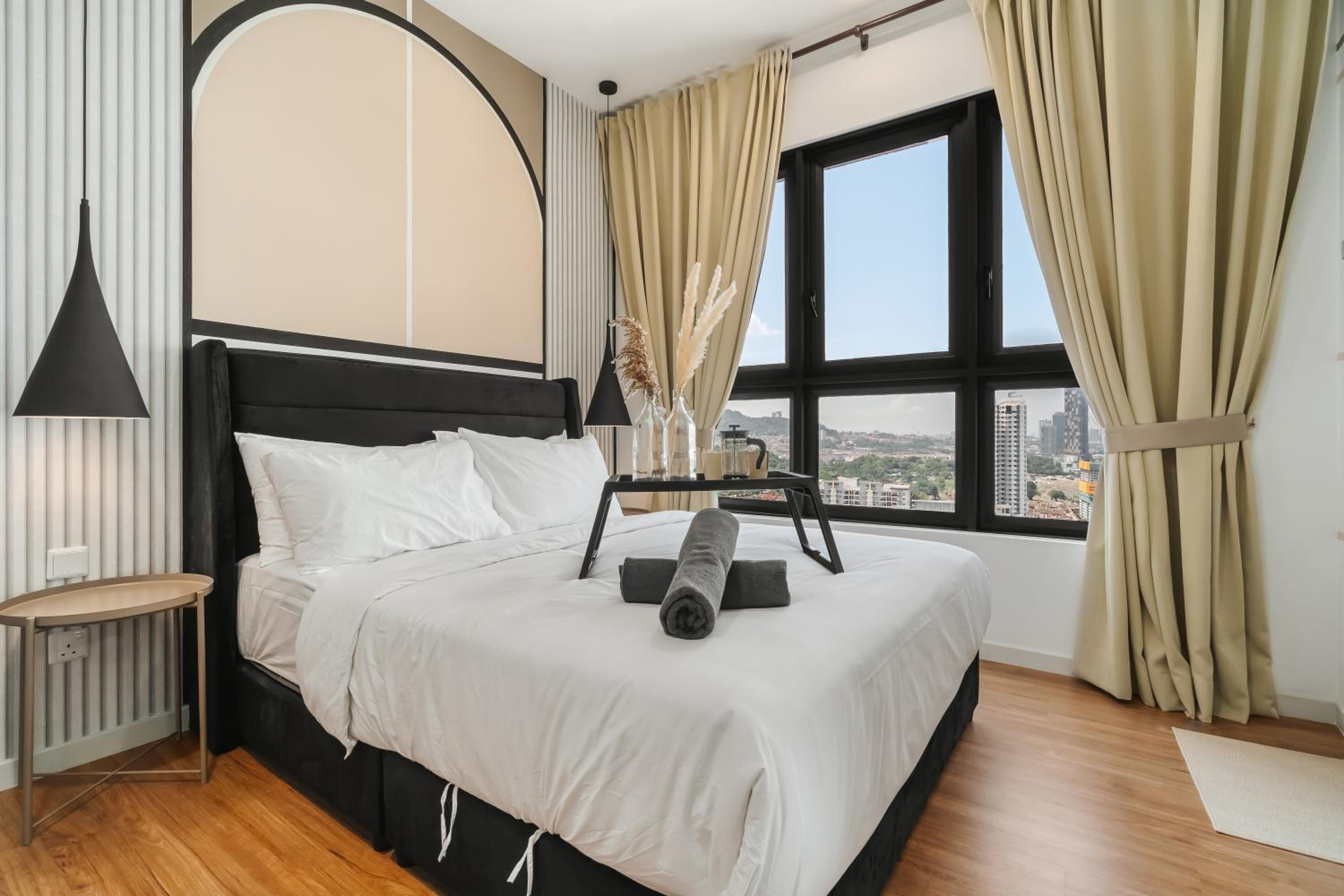 4BR Luscious Room M Vertica Near MRT by RumaBnB