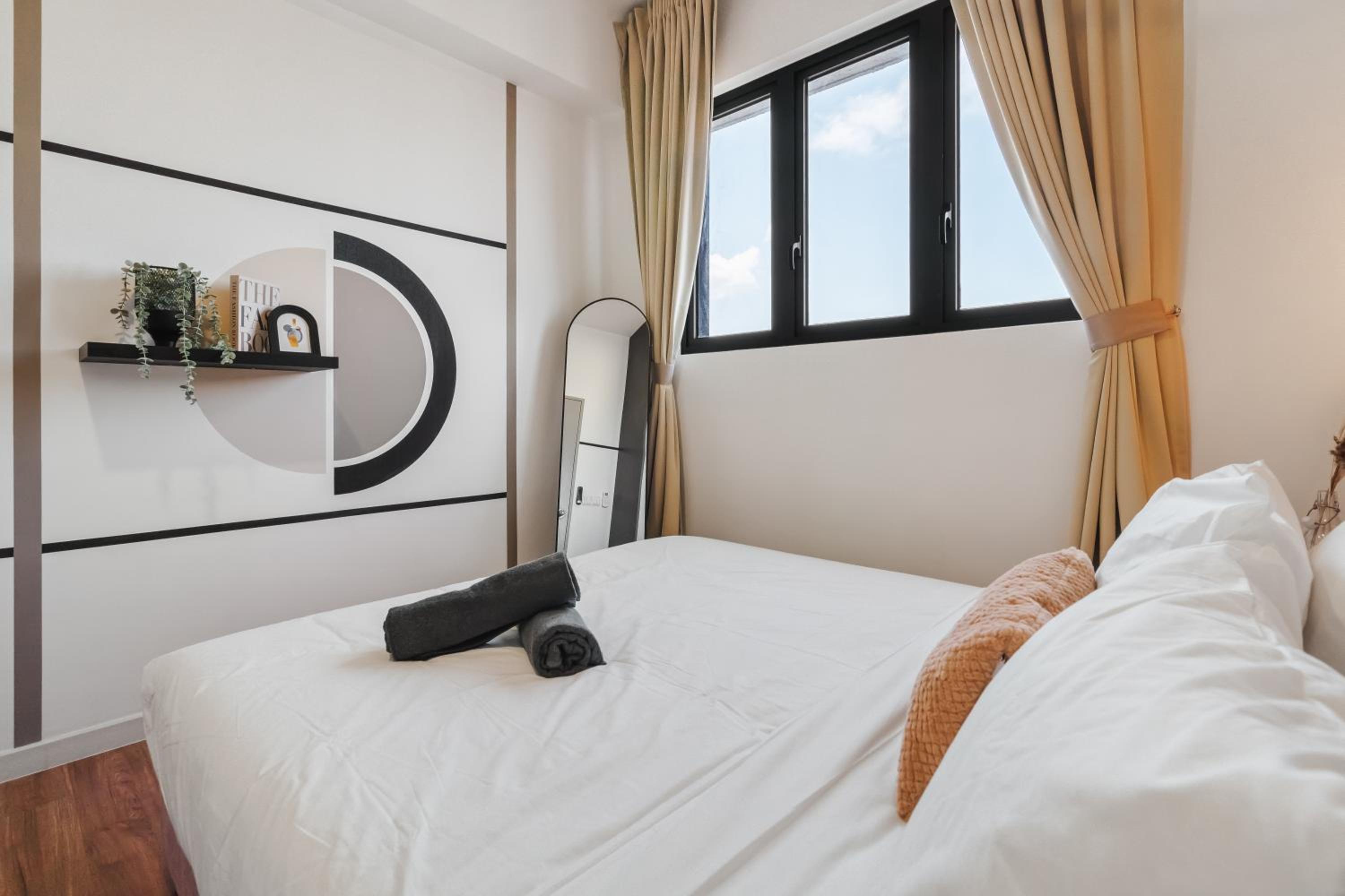 4BR Luscious Room M Vertica Near MRT by RumaBnB