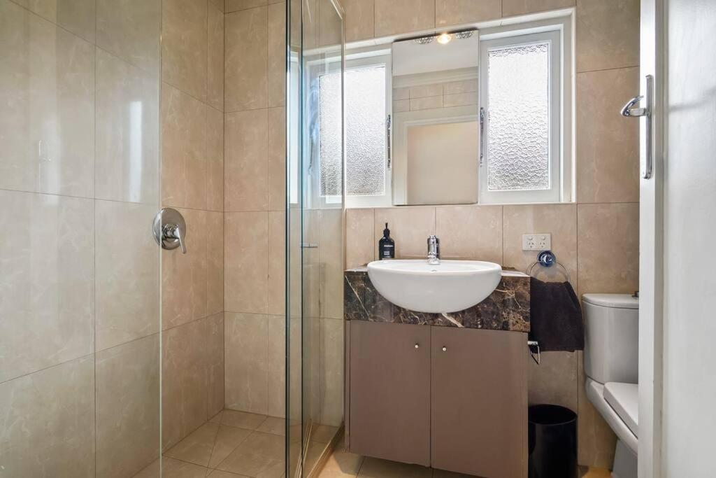 A1 Art Deco 2 Bedroom Apt Sleeps 5 Nimmo1
