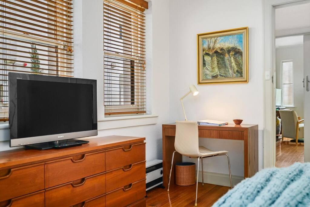 A1 Art Deco 2 Bedroom Apt Sleeps 5 Nimmo1