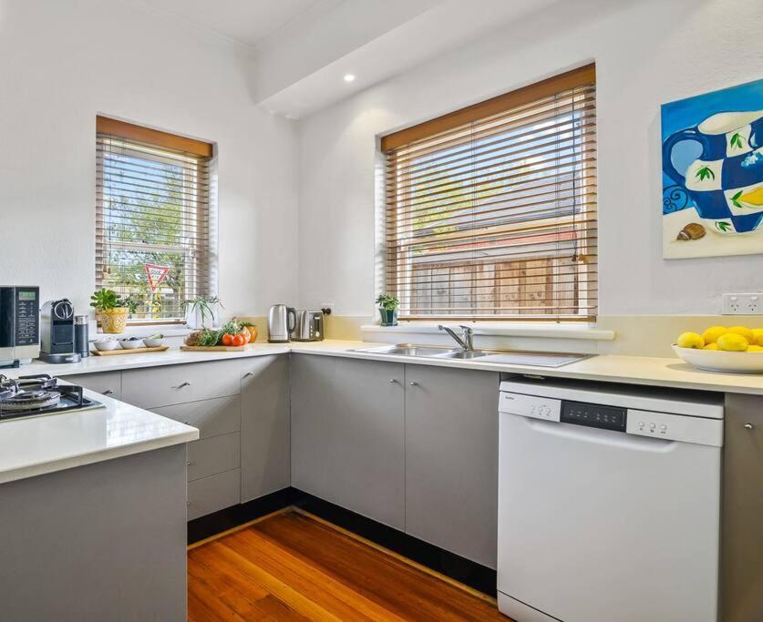 A1 Art Deco 2 Bedroom Apt Sleeps 5 Nimmo1