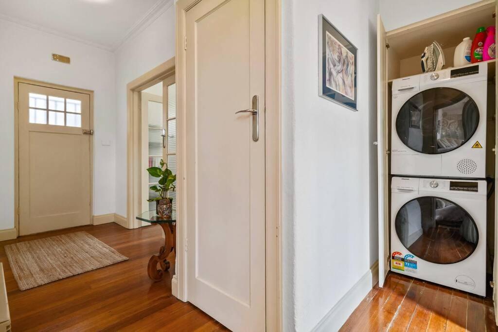 A1 Art Deco 2 Bedroom Apt Sleeps 5 Nimmo1