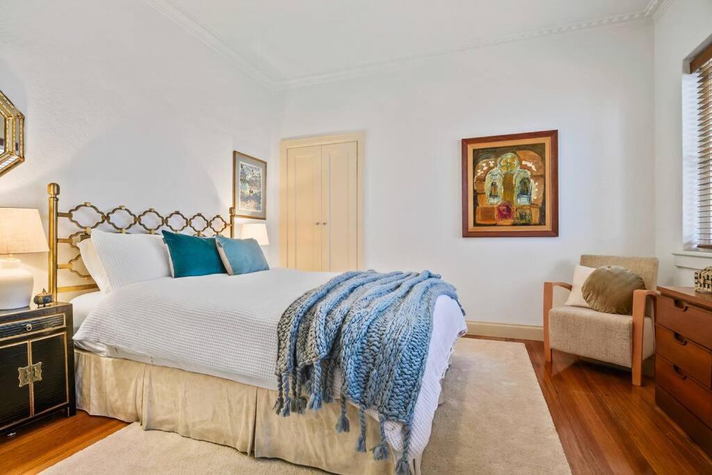 A1 Art Deco 2 Bedroom Apt Sleeps 5 Nimmo1