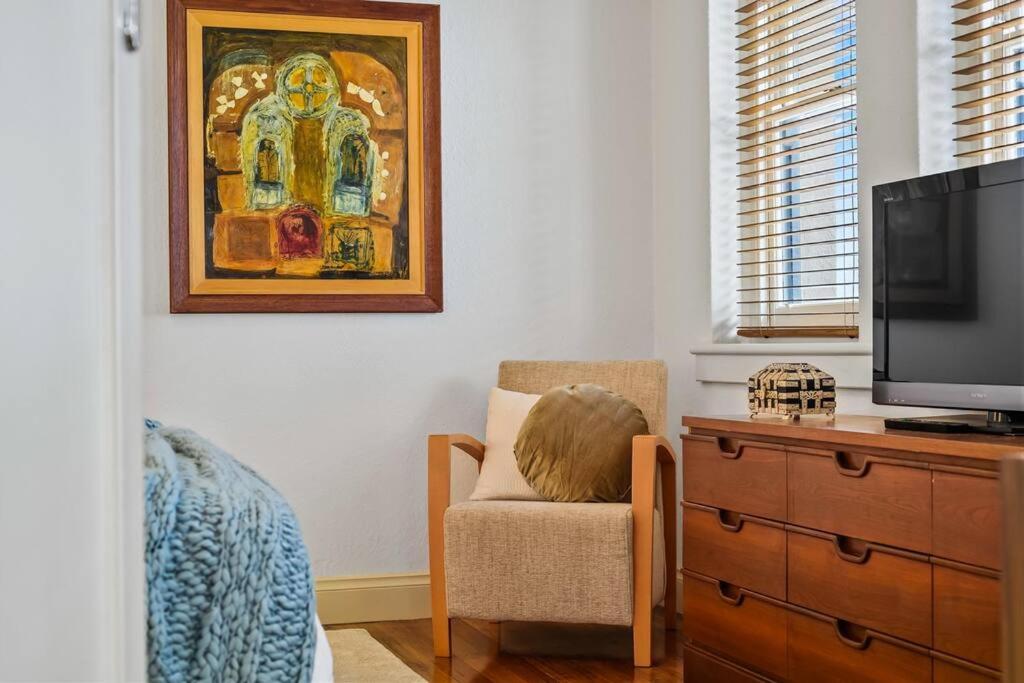 A1 Art Deco 2 Bedroom Apt Sleeps 5 Nimmo1