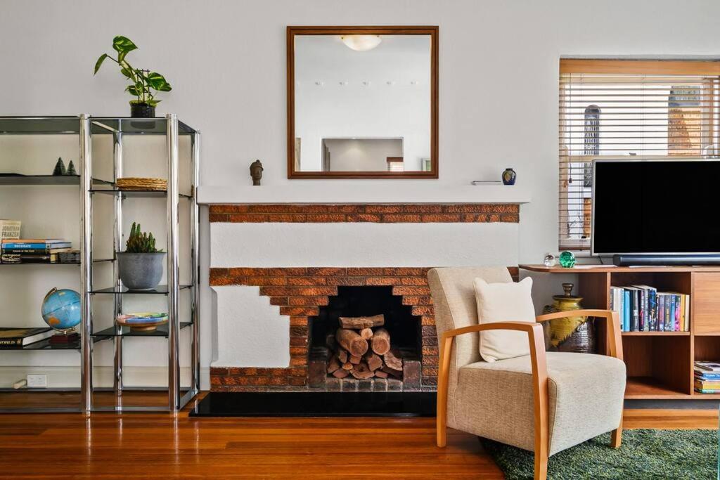 A1 Art Deco 2 Bedroom Apt Sleeps 5 Nimmo1