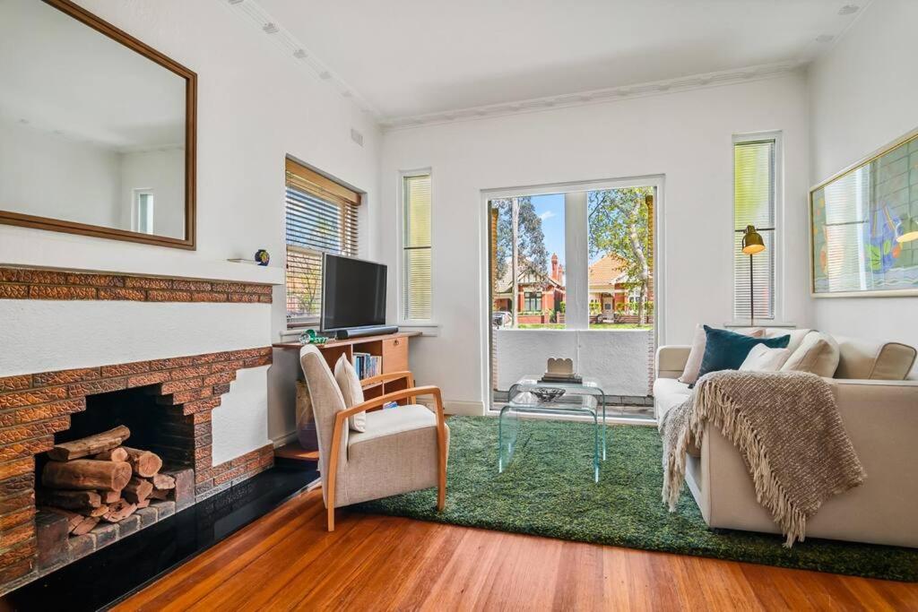 A1 Art Deco 2 Bedroom Apt Sleeps 5 Nimmo1