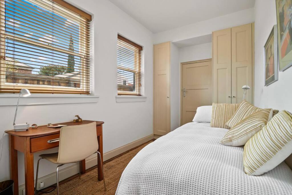A1 Art Deco 2 Bedroom Apt Sleeps 5 Nimmo1
