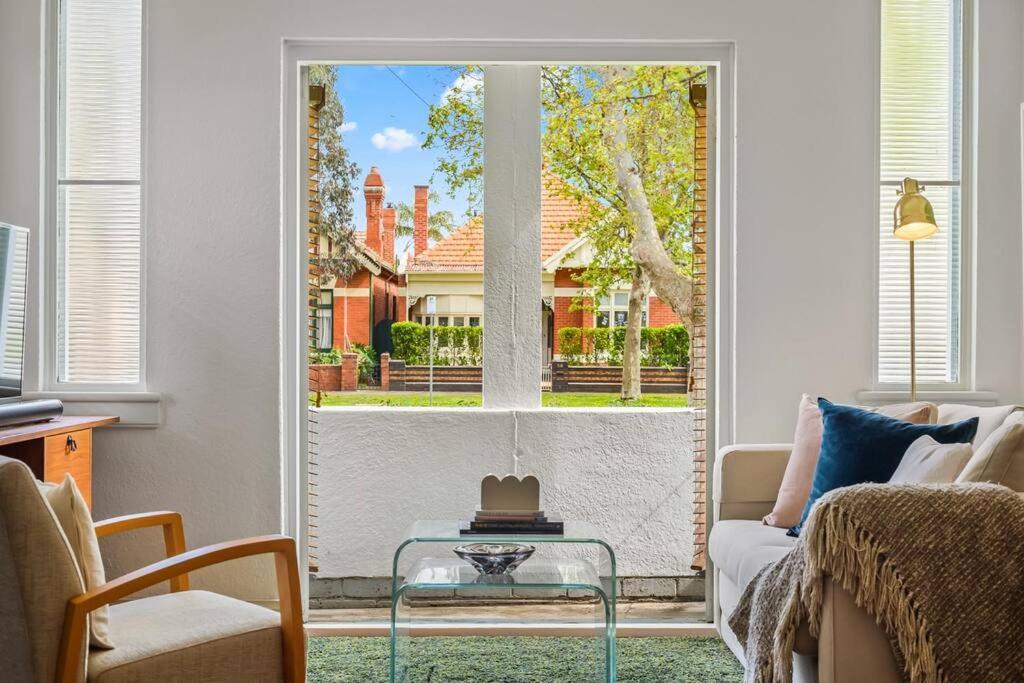 A1 Art Deco 2 Bedroom Apt Sleeps 5 Nimmo1
