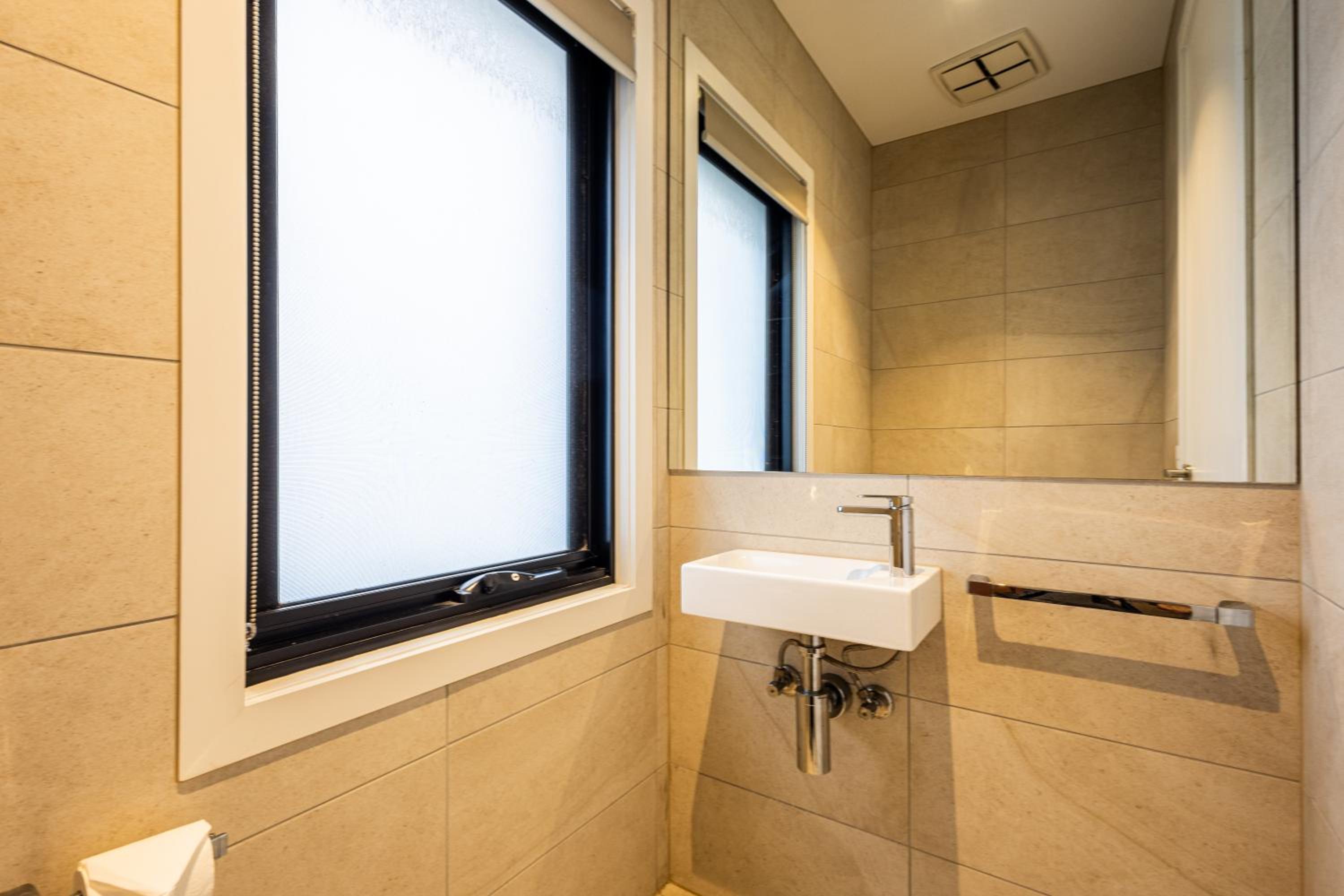 StayAU Stylish 3BR Sea Breeze Mordialloc