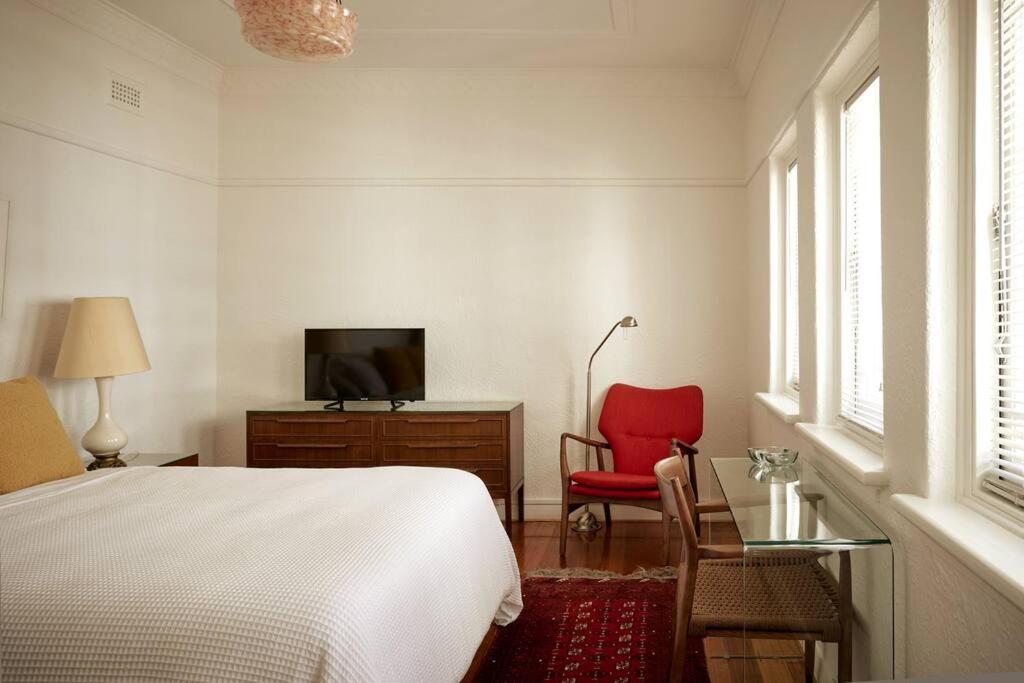 Boutique Art Deco Apt, Beach, Park, Shops, Cafes F1