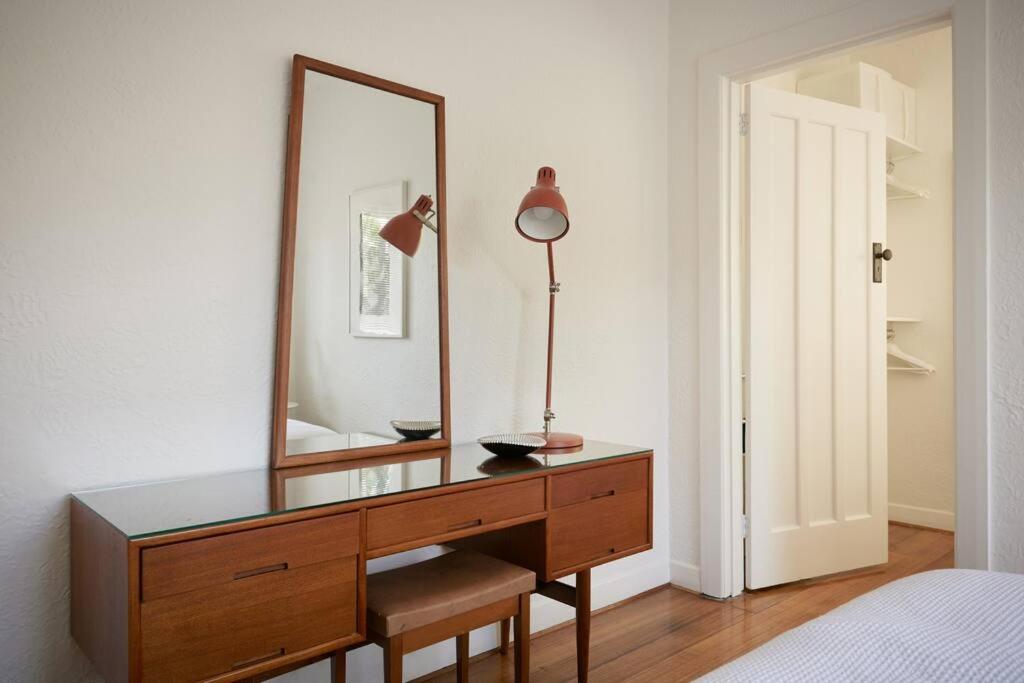 Boutique Art Deco Apt, Beach, Park, Shops, Cafes F1