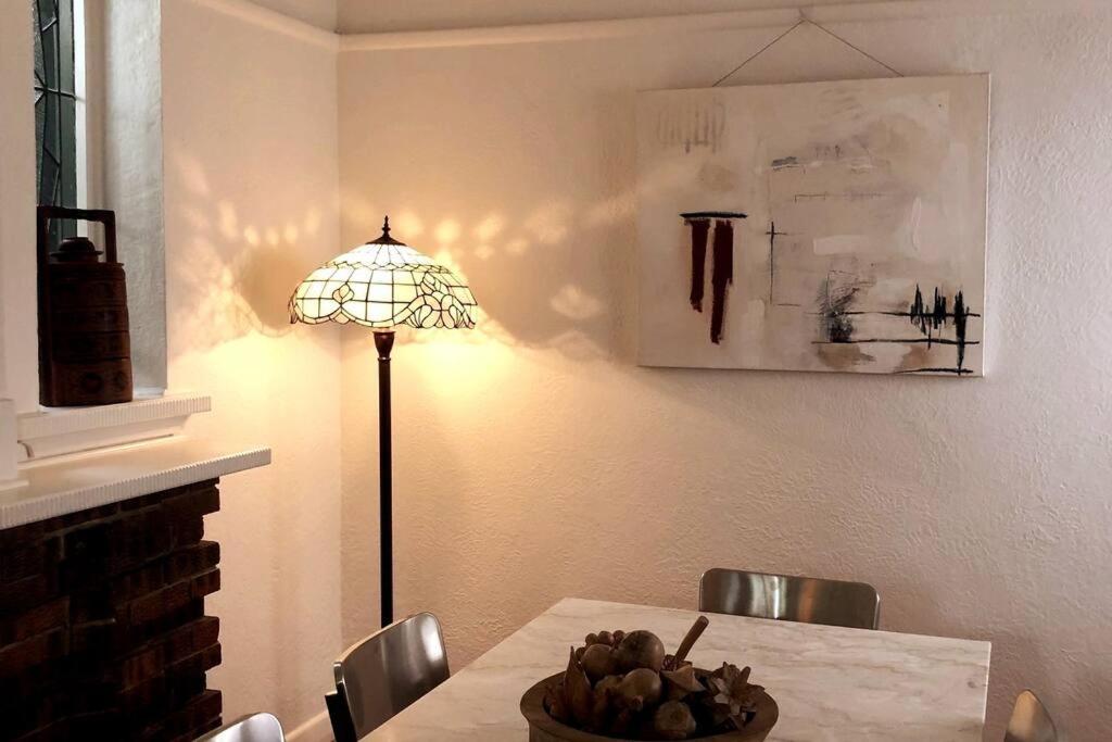 Boutique Art Deco Apt, Beach, Park, Shops, Cafes F1