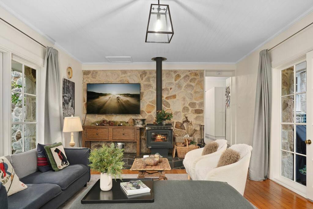 The Croft - Enchanting Bowral stone cottage
