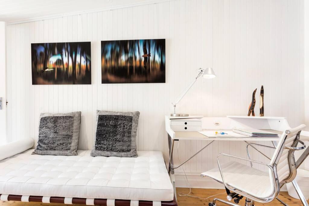 Albert Park Victorian House with Style and Art Gallery