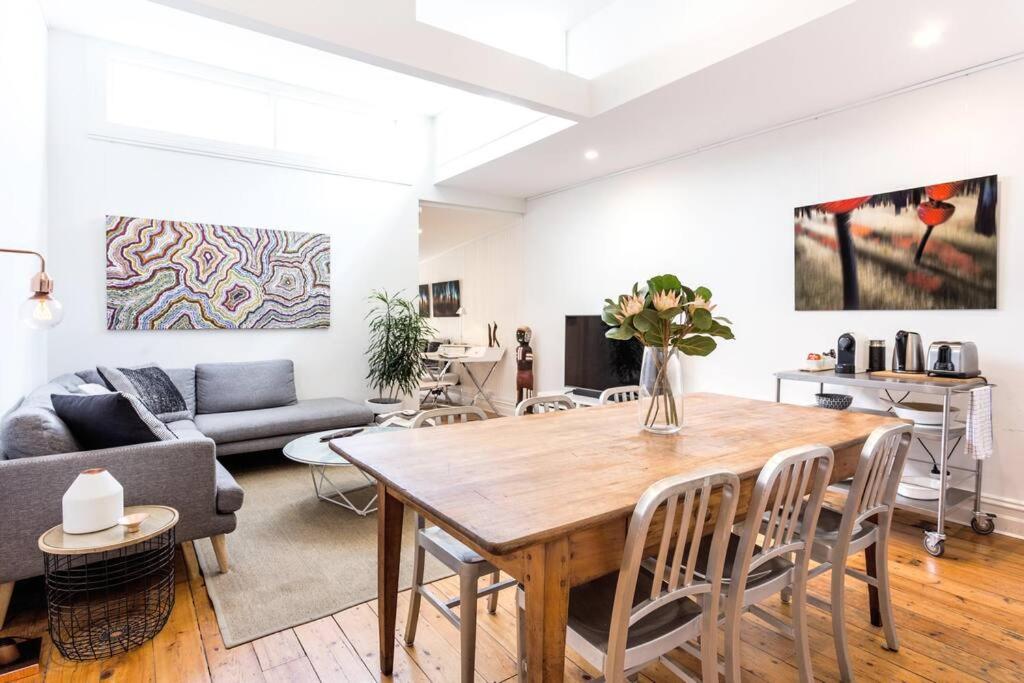 Albert Park Victorian House with Style and Art Gallery