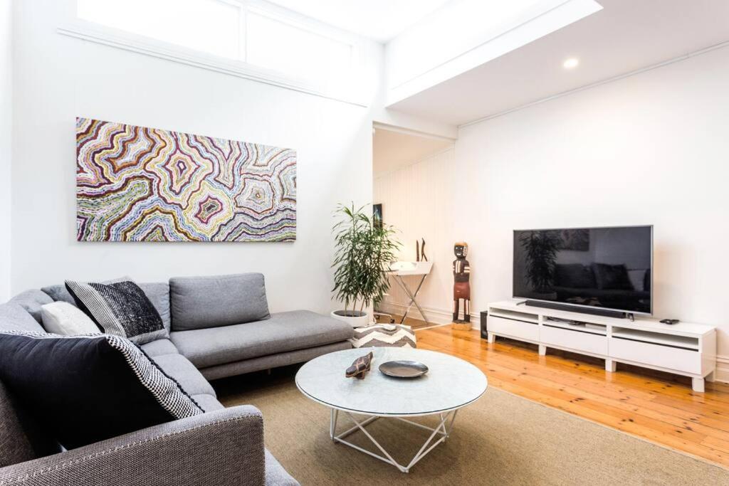 Albert Park Victorian House with Style and Art Gallery