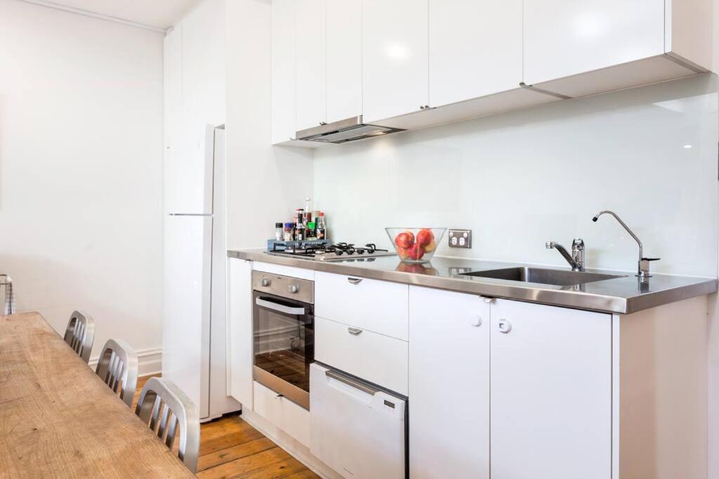 Albert Park Victorian House with Style and Art Gallery
