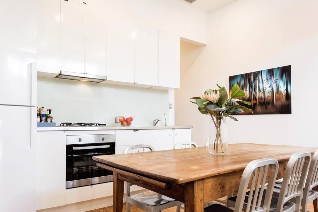 Albert Park Victorian House with Style and Art Gallery