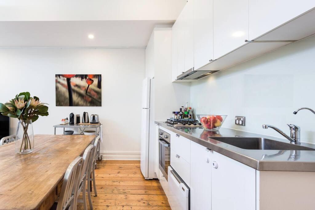 Albert Park Victorian House with Style and Art Gallery