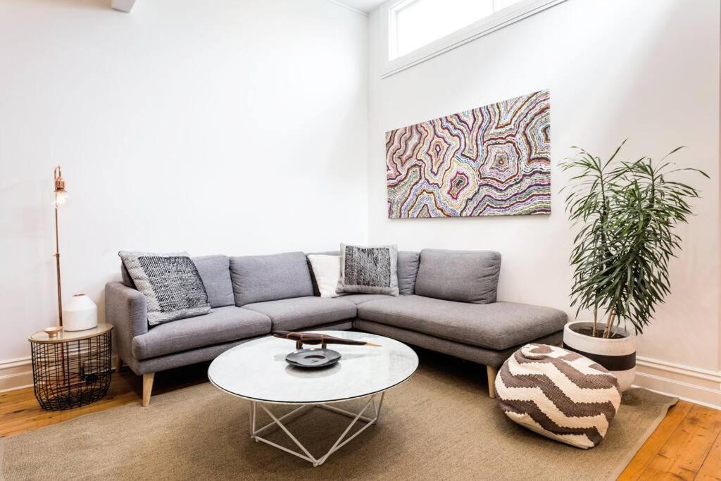 Albert Park Victorian House with Style and Art Gallery