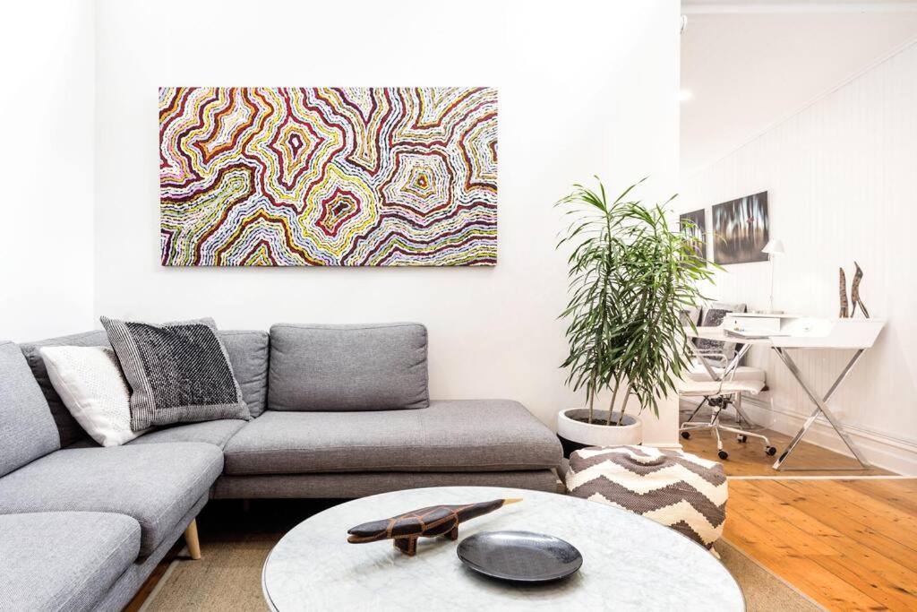 Albert Park Victorian House with Style and Art Gallery