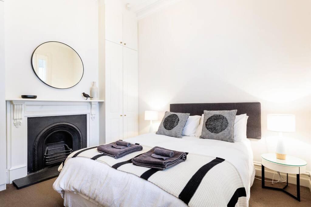 Albert Park Victorian House with Style and Art Gallery