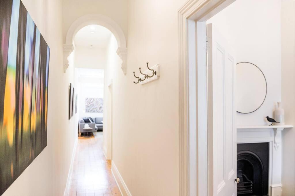 Albert Park Victorian House with Style and Art Gallery