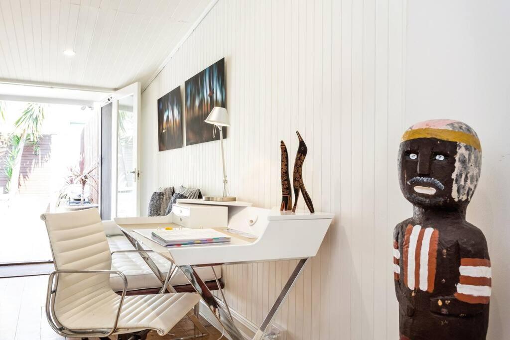 Albert Park Victorian House with Style and Art Gallery